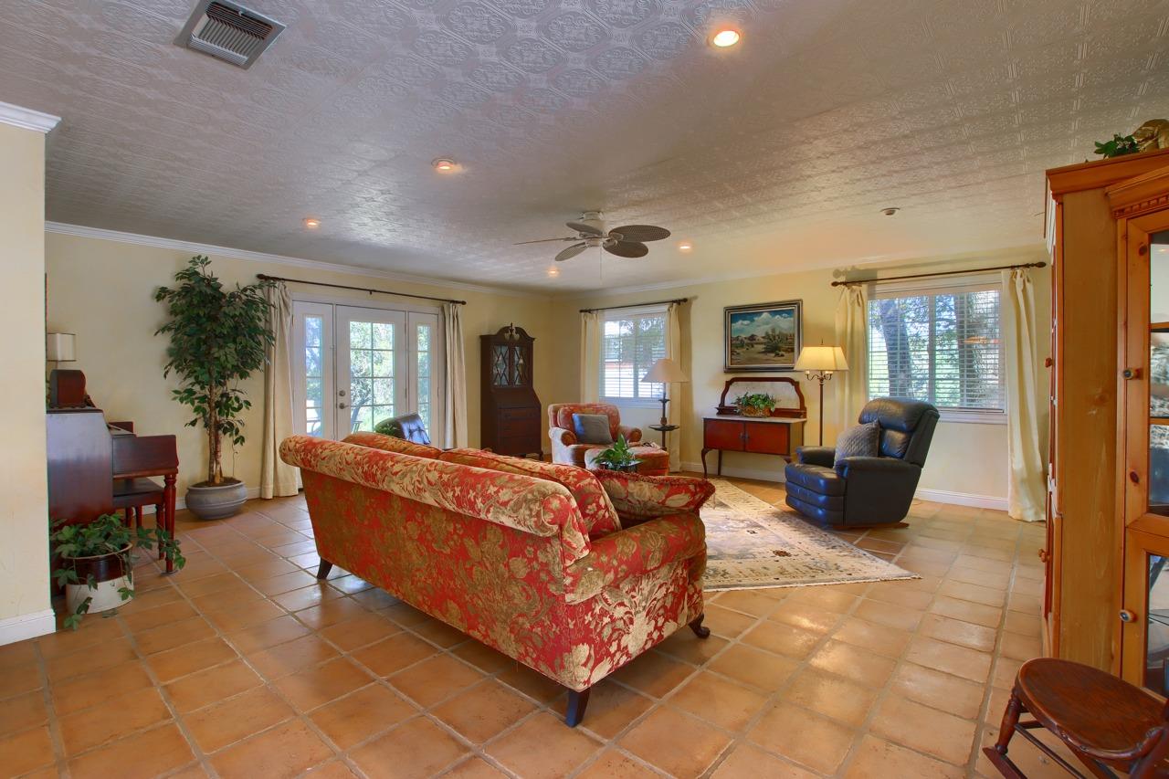 39406 John West Rd, Oakhurst, CA 93644