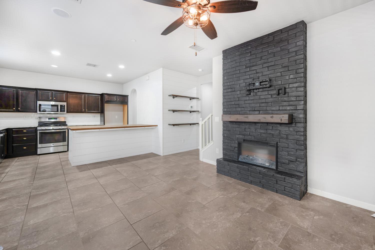 3773 Friendship Ln, Clovis, CA 93619