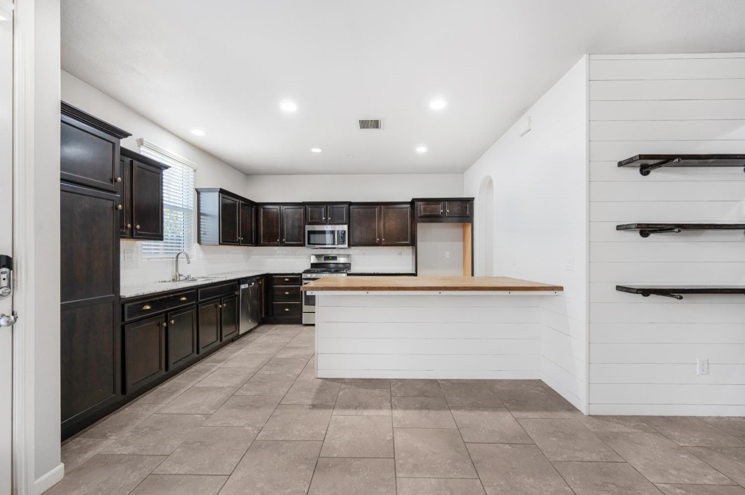 3773 Friendship Ln, Clovis, CA 93619