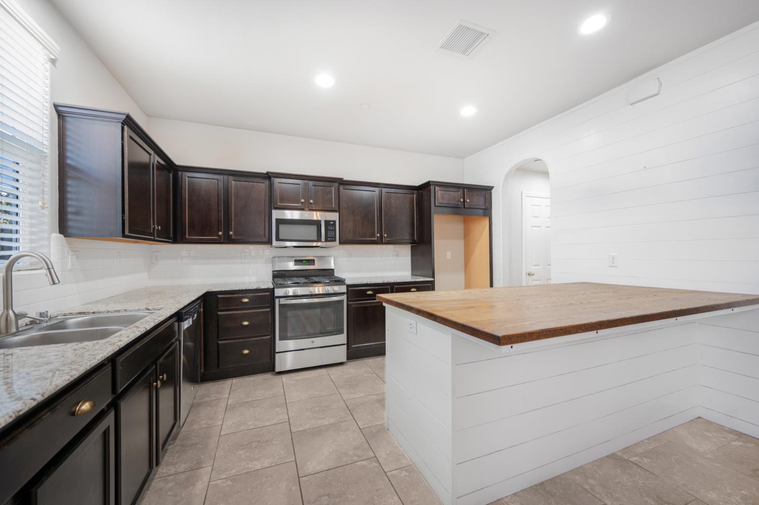 3773 Friendship Ln, Clovis, CA 93619