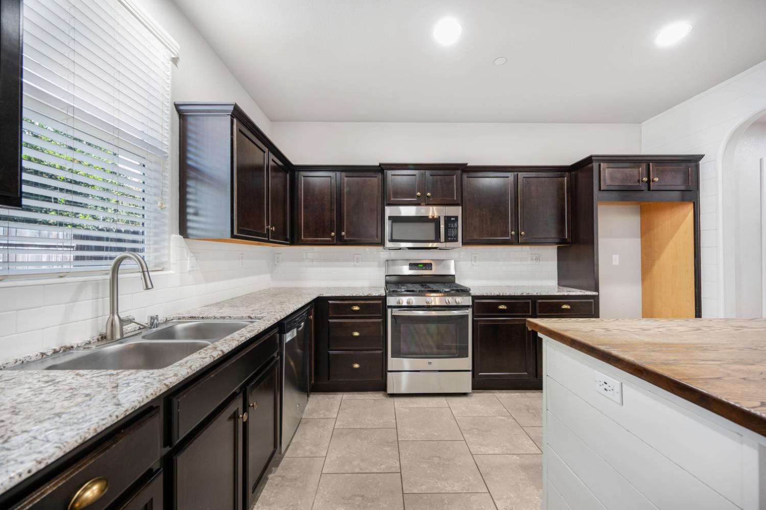 3773 Friendship Ln, Clovis, CA 93619