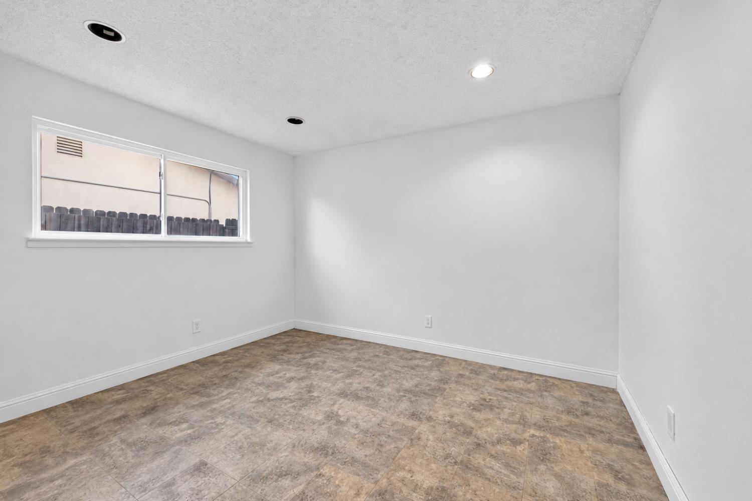 5962 E Pontiac Way, Fresno, CA 93727