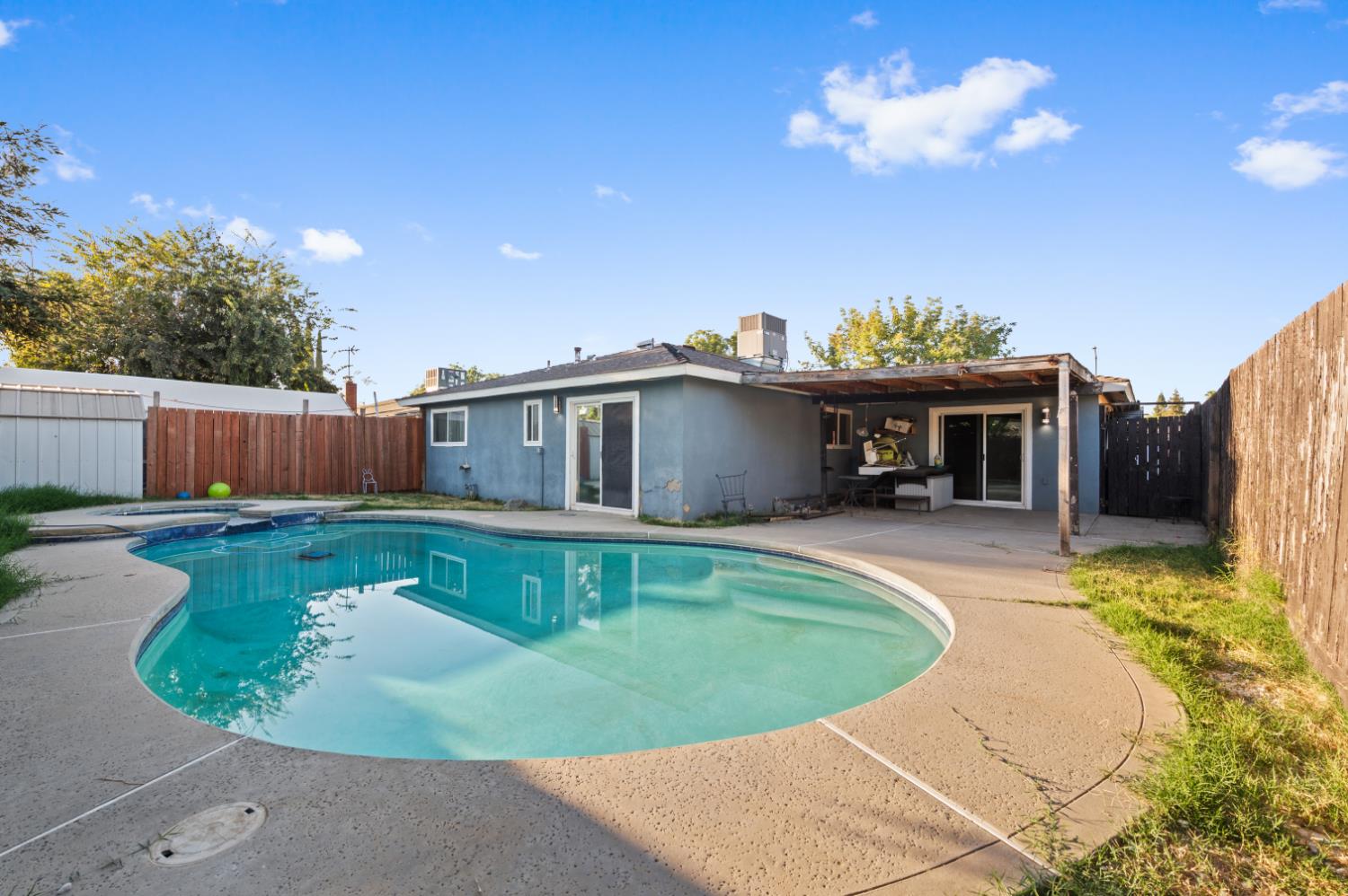 5962 E Pontiac Way, Fresno, CA 93727