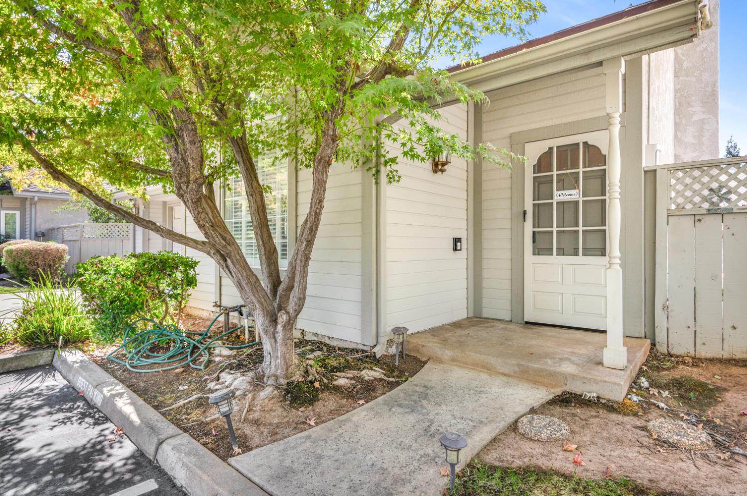 9128 N Stoneridge Ln, Fresno, CA 93720