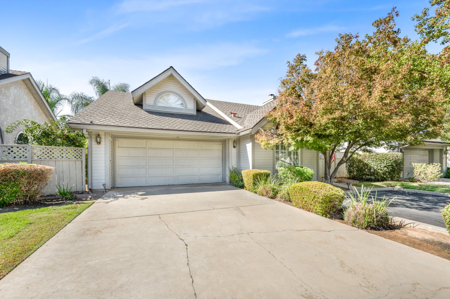 9128 N Stoneridge Ln, Fresno, CA 93720