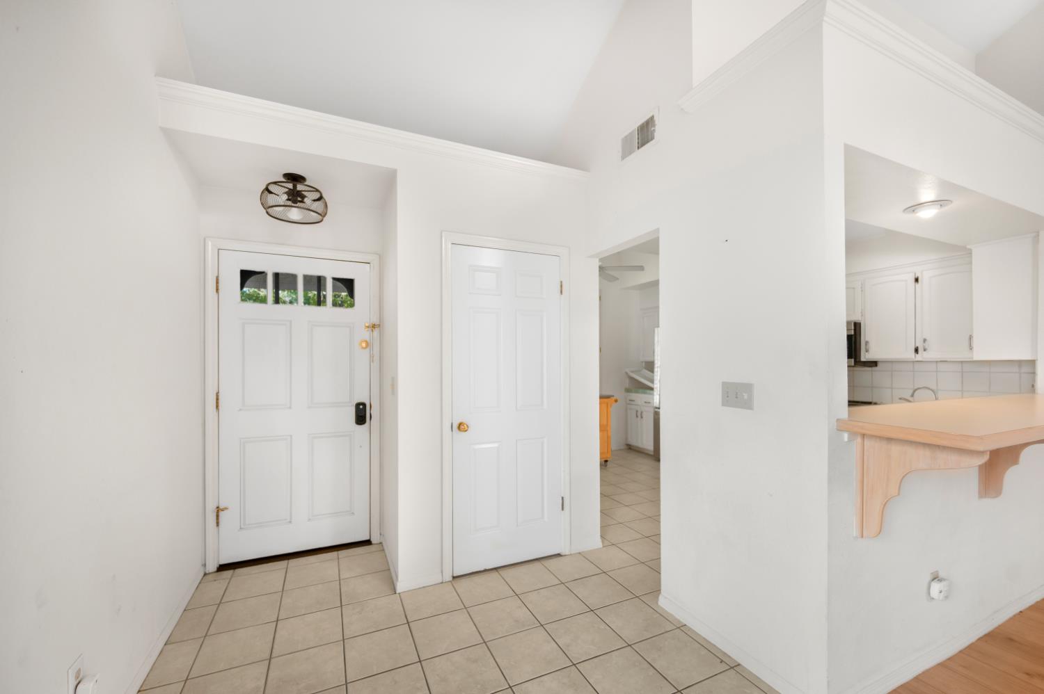 9128 N Stoneridge Ln, Fresno, CA 93720