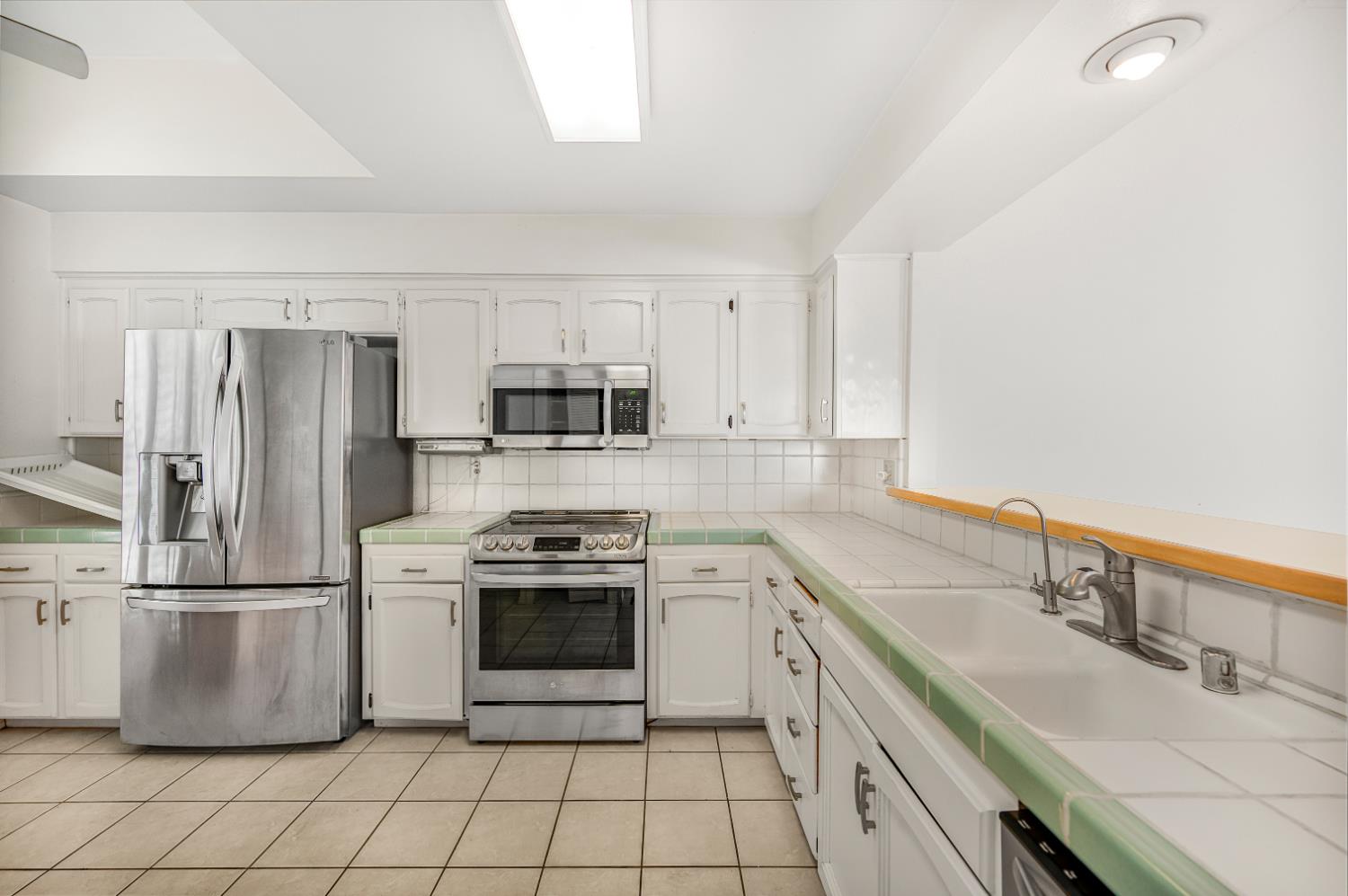 9128 N Stoneridge Ln, Fresno, CA 93720