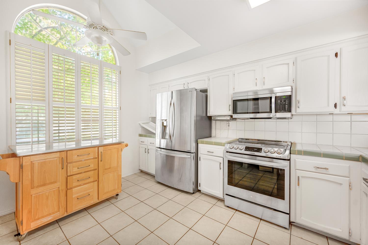 9128 N Stoneridge Ln, Fresno, CA 93720