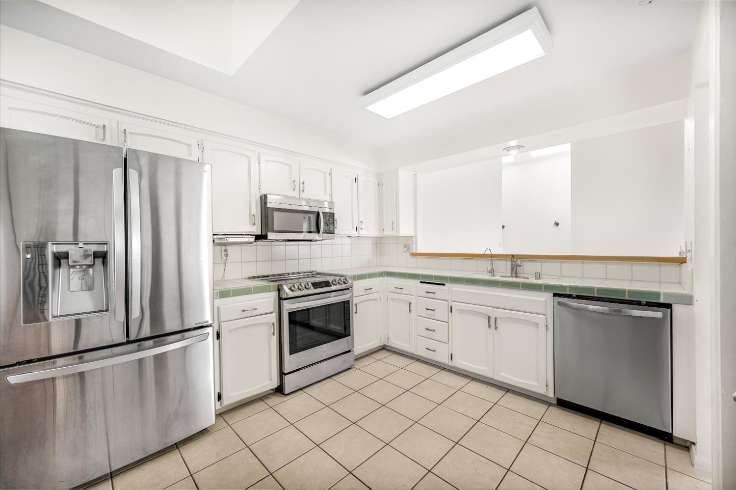 9128 N Stoneridge Ln, Fresno, CA 93720