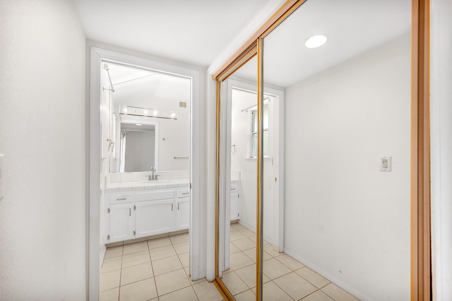 9128 N Stoneridge Ln, Fresno, CA 93720