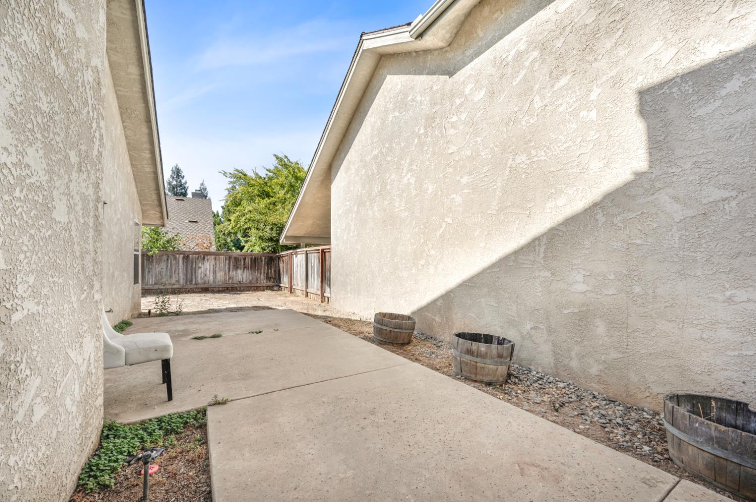9128 N Stoneridge Ln, Fresno, CA 93720