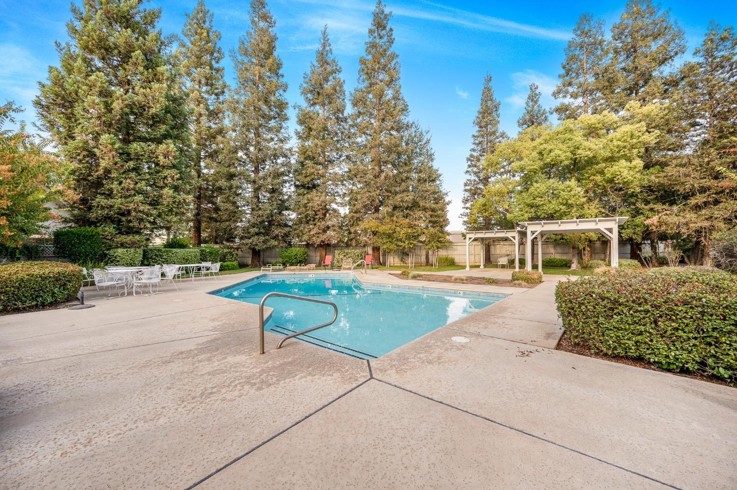 9128 N Stoneridge Ln, Fresno, CA 93720