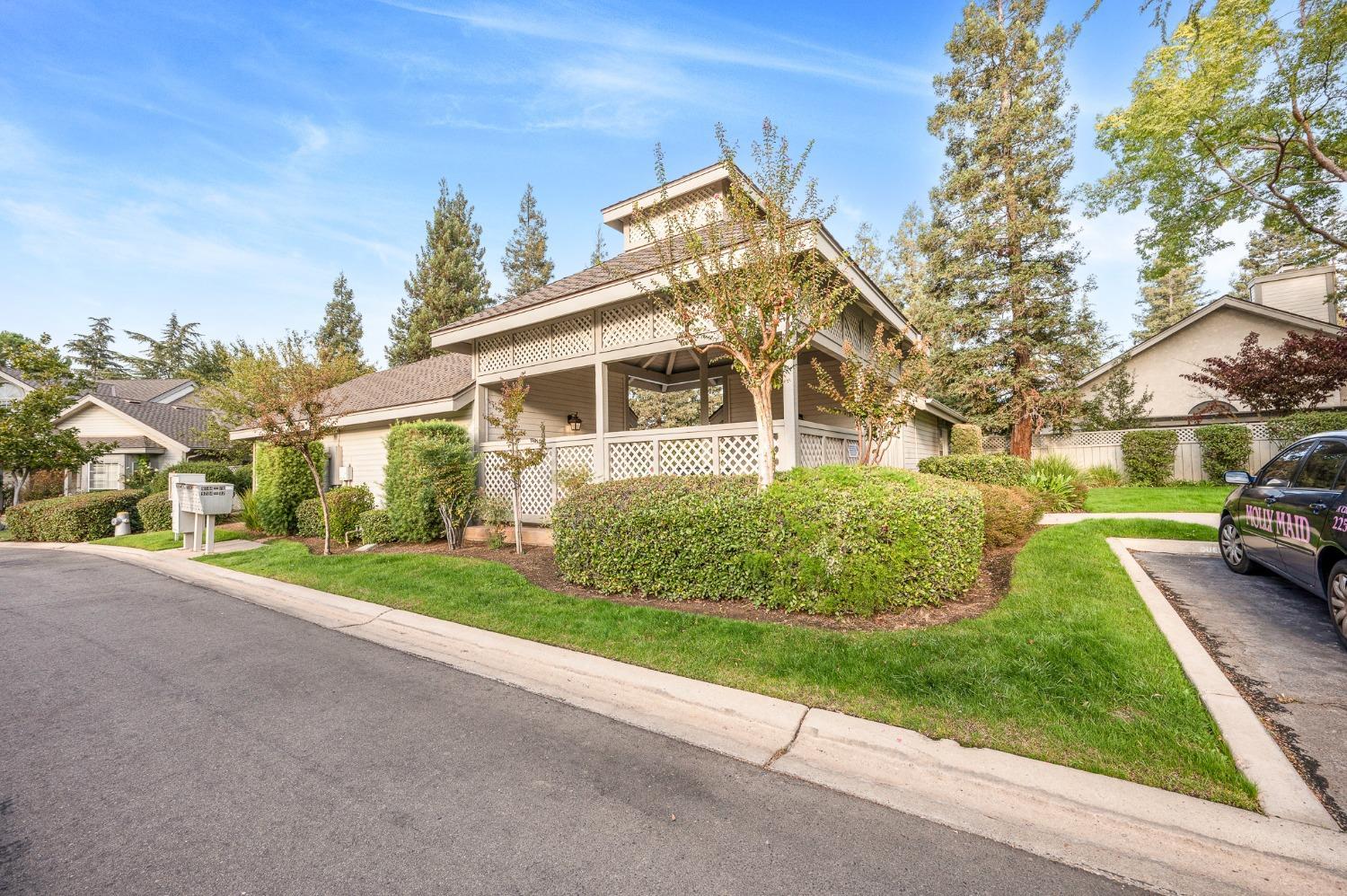 9128 N Stoneridge Ln, Fresno, CA 93720