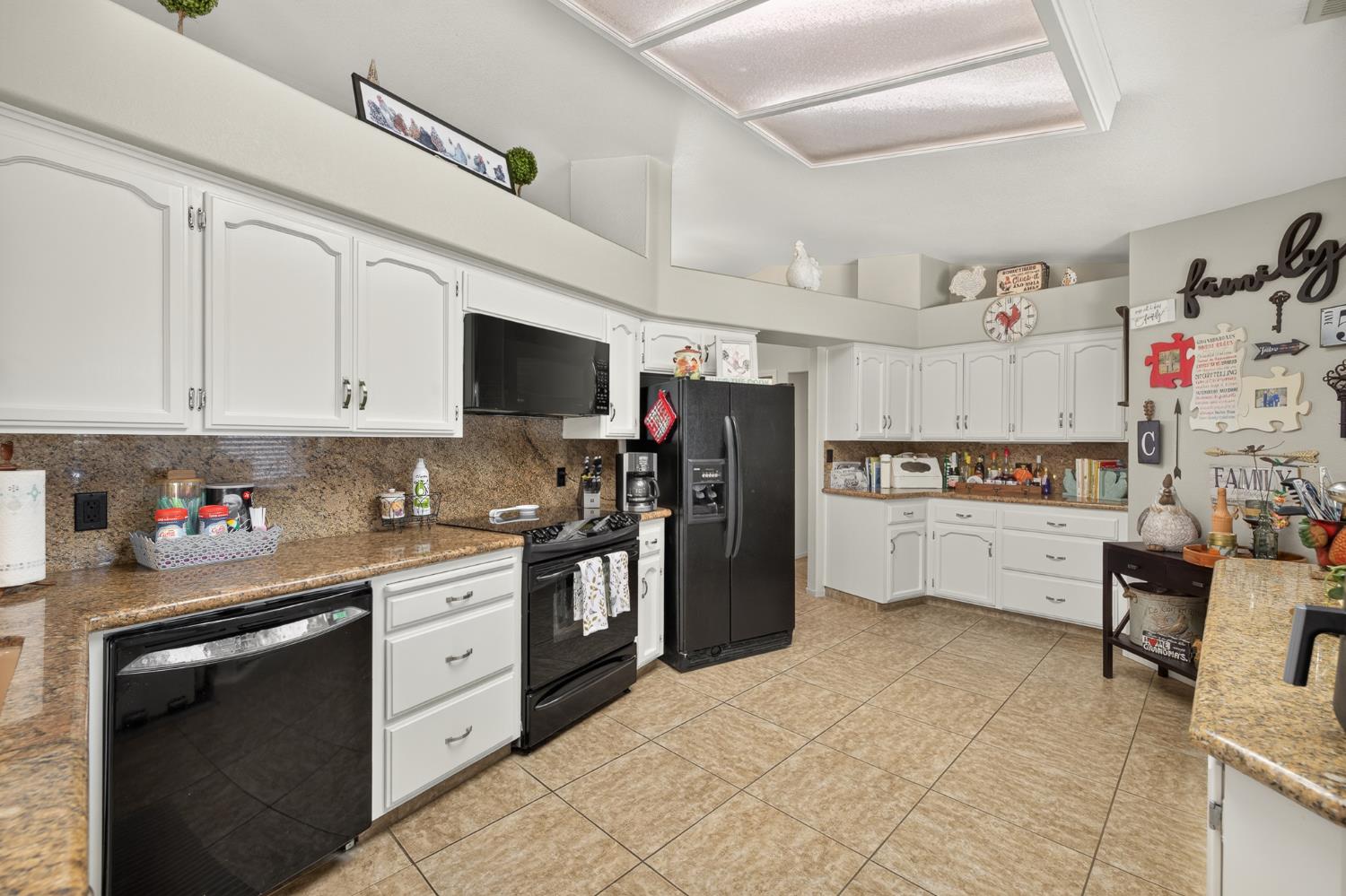 2395 Stephanie Ln, Selma, CA 93662