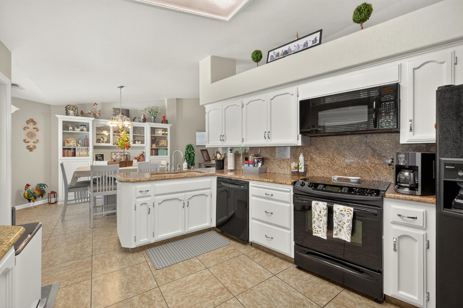2395 Stephanie Ln, Selma, CA 93662