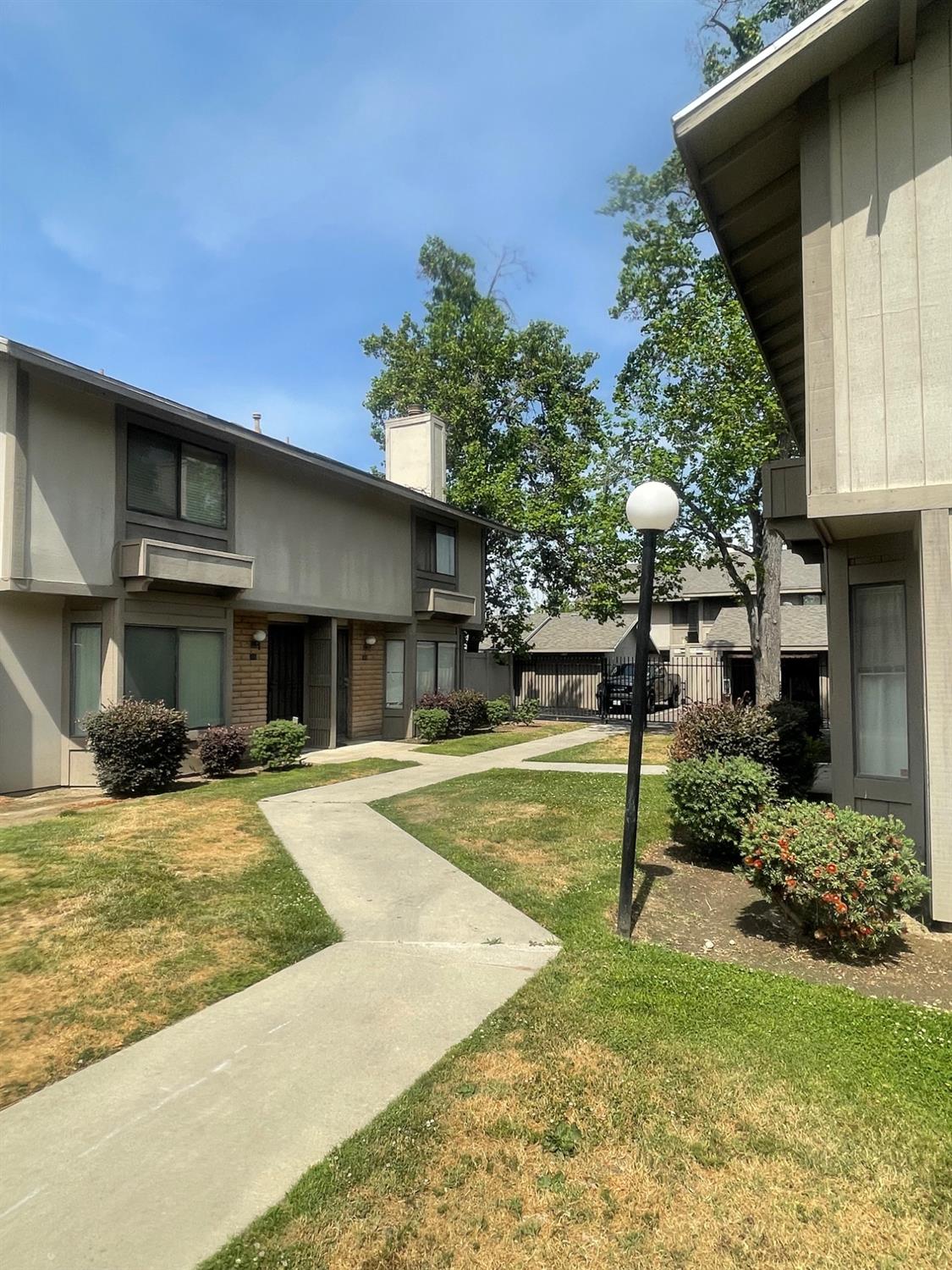 4676 E Alamos Ave #106, Fresno, CA 93726