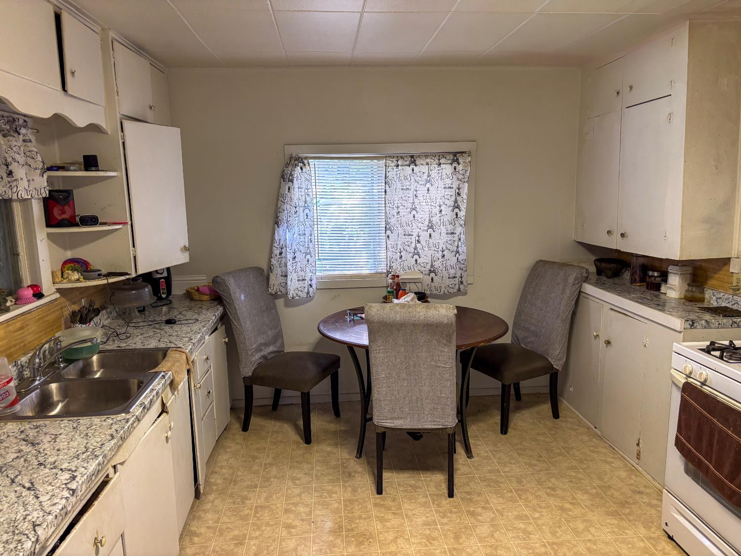1093 E Academy Way, Dinuba, CA 93618