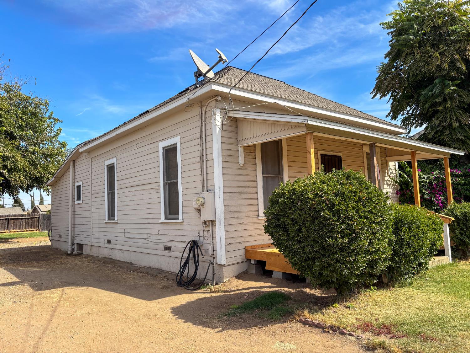 1093 E Academy Way, Dinuba, CA 93618