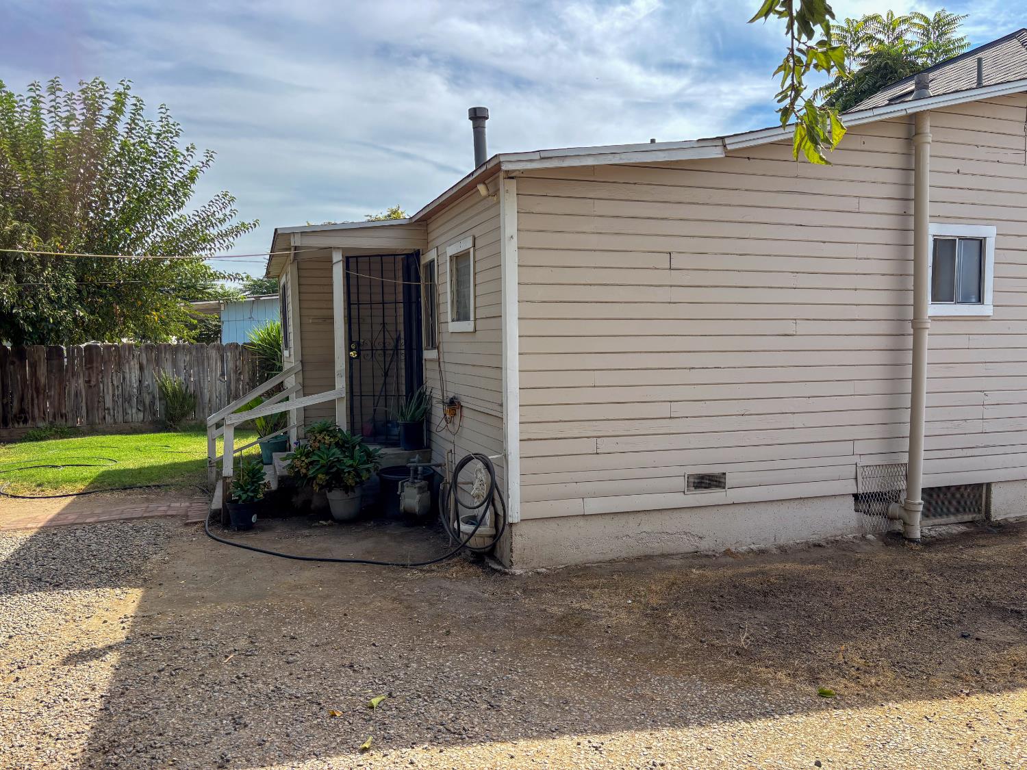 1093 E Academy Way, Dinuba, CA 93618