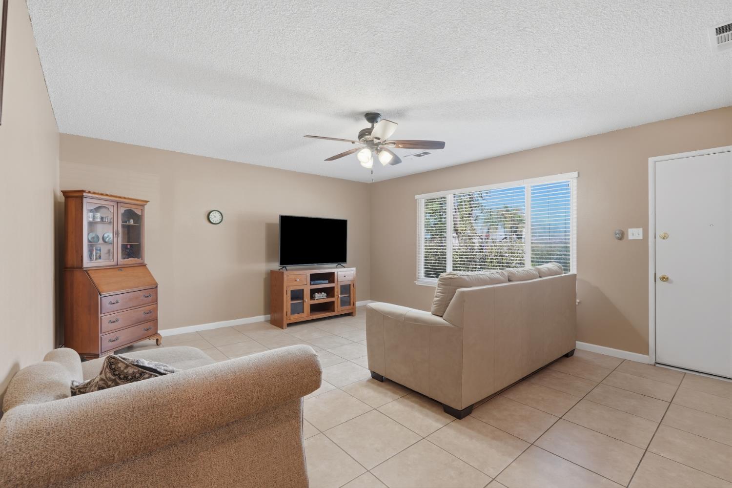 1435 Davis St, Hanford, CA 93230