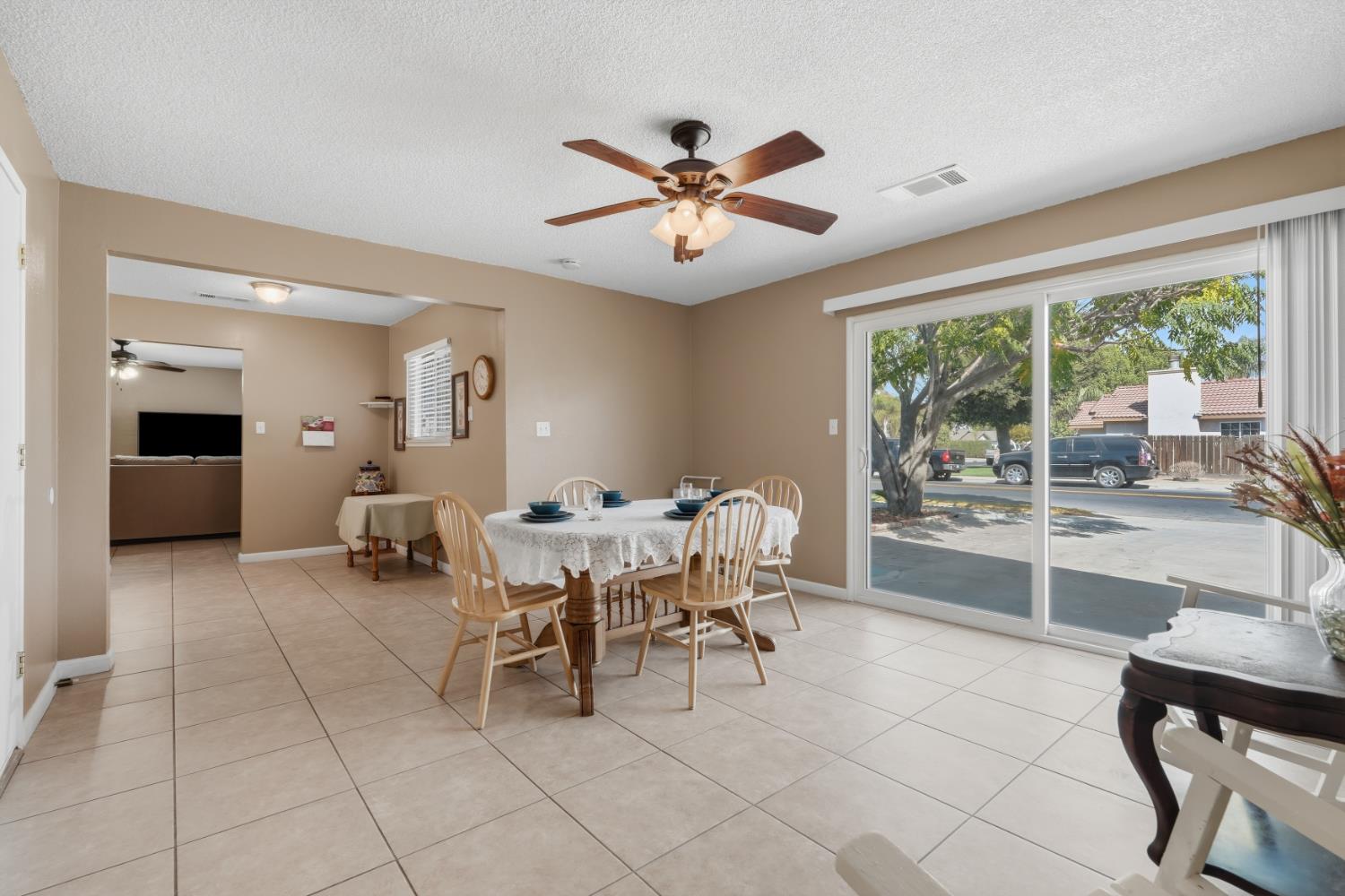 1435 Davis St, Hanford, CA 93230