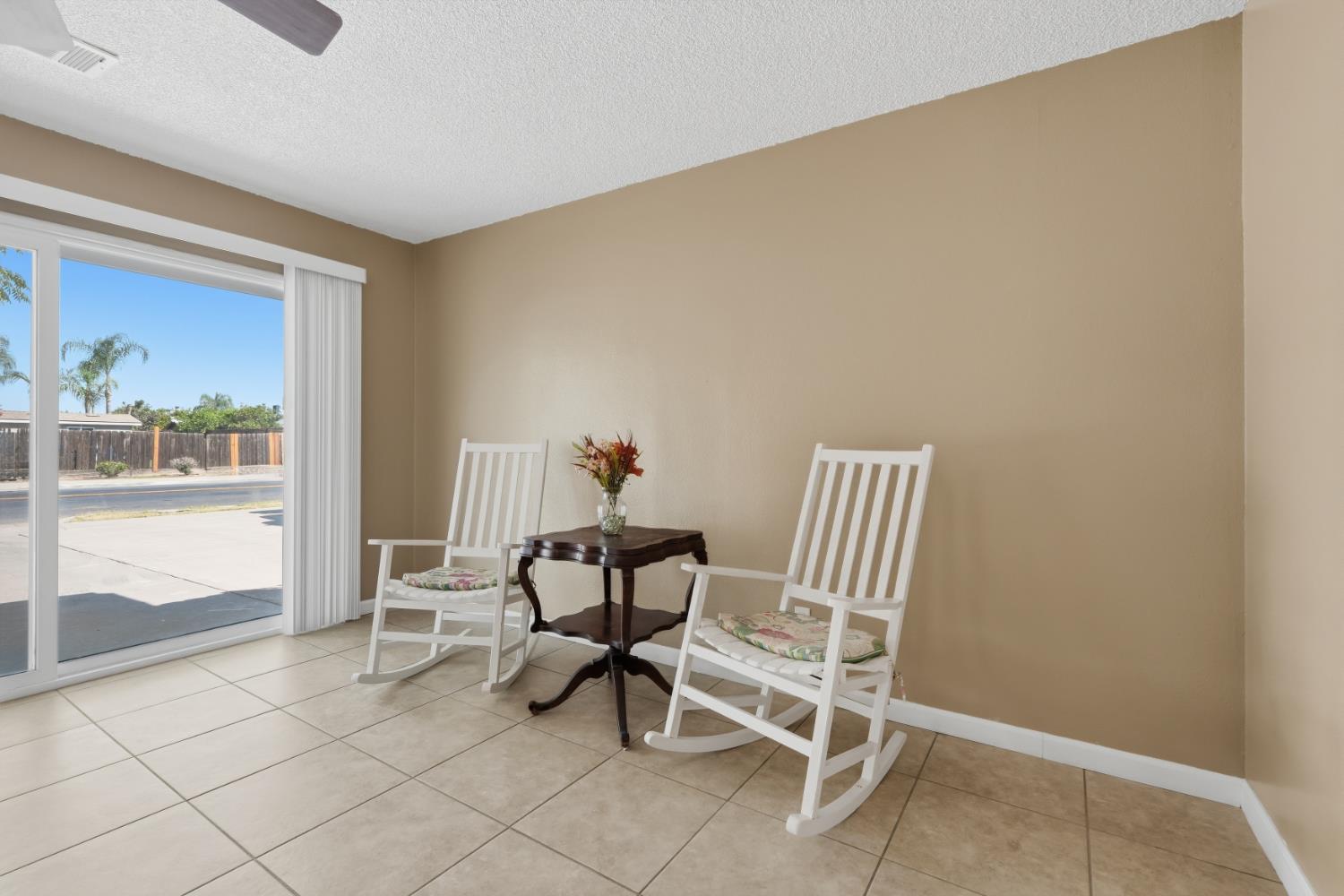 1435 Davis St, Hanford, CA 93230