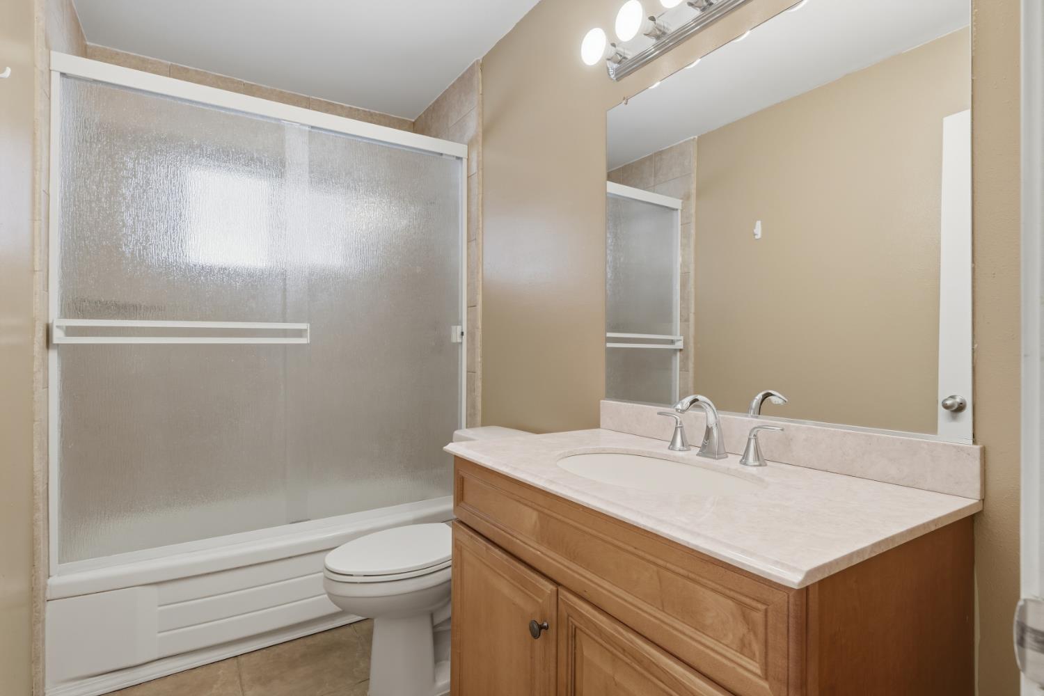 1435 Davis St, Hanford, CA 93230