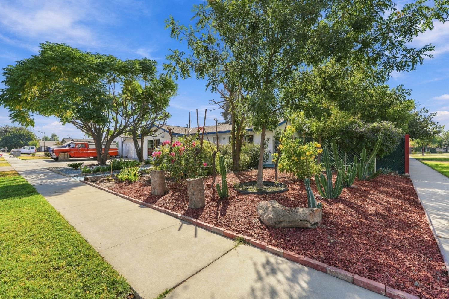 1435 Davis St, Hanford, CA 93230