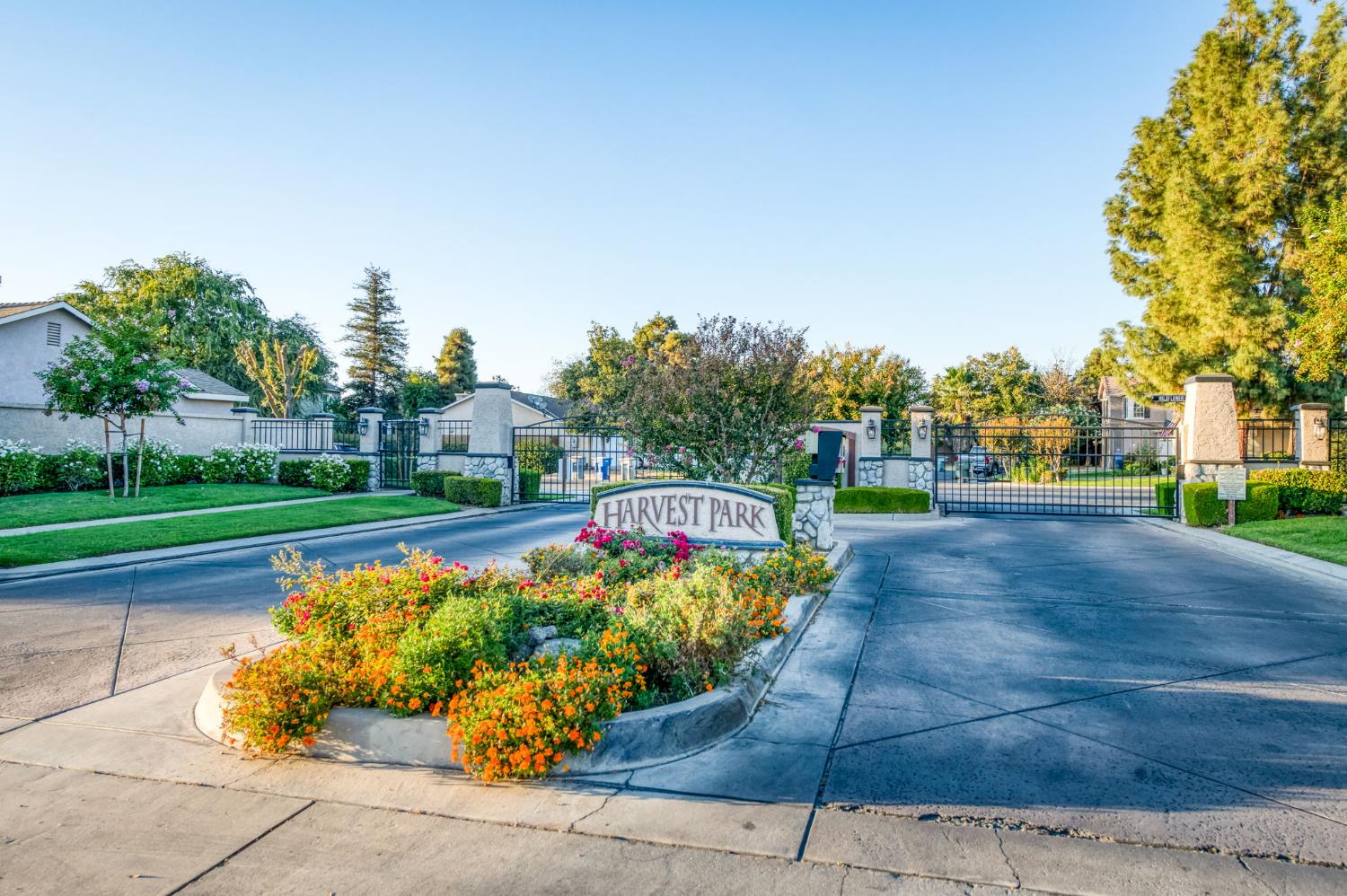 2481 S Applewood Ln, Fresno, CA 93727