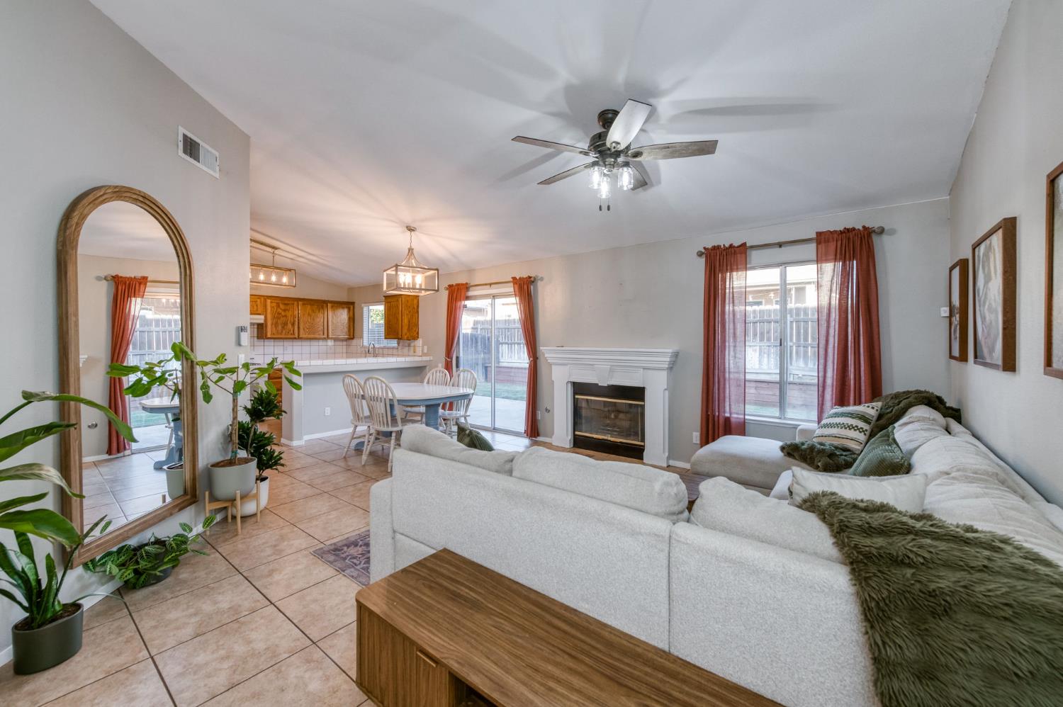 2481 S Applewood Ln, Fresno, CA 93727