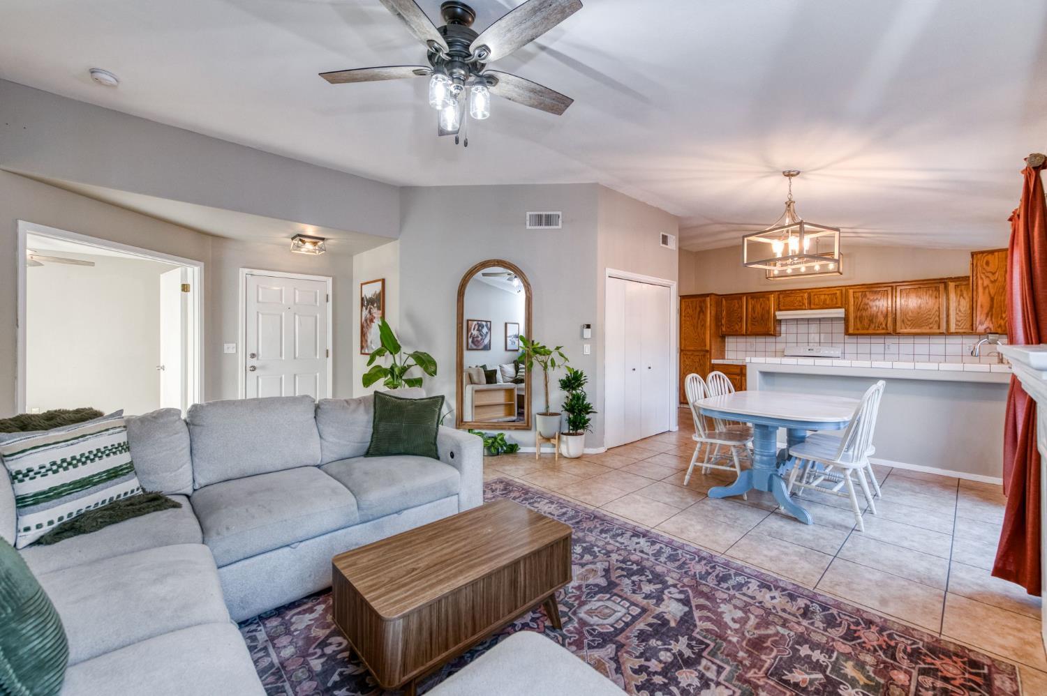 2481 S Applewood Ln, Fresno, CA 93727