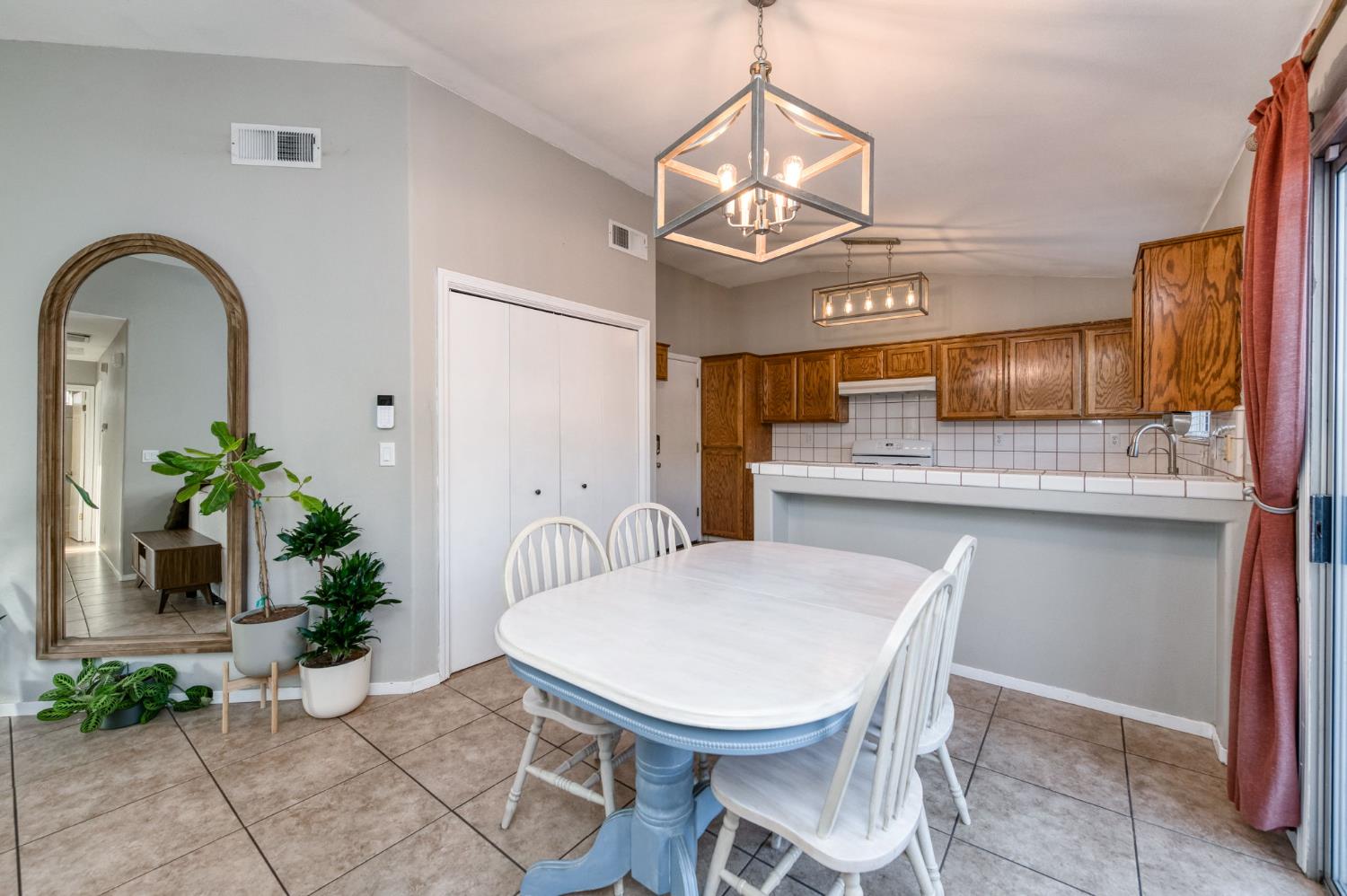 2481 S Applewood Ln, Fresno, CA 93727