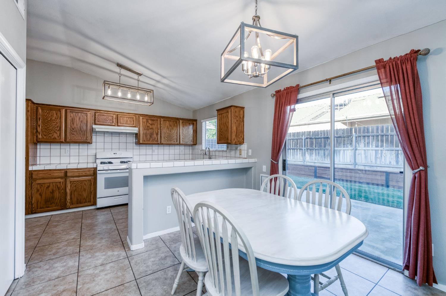 2481 S Applewood Ln, Fresno, CA 93727