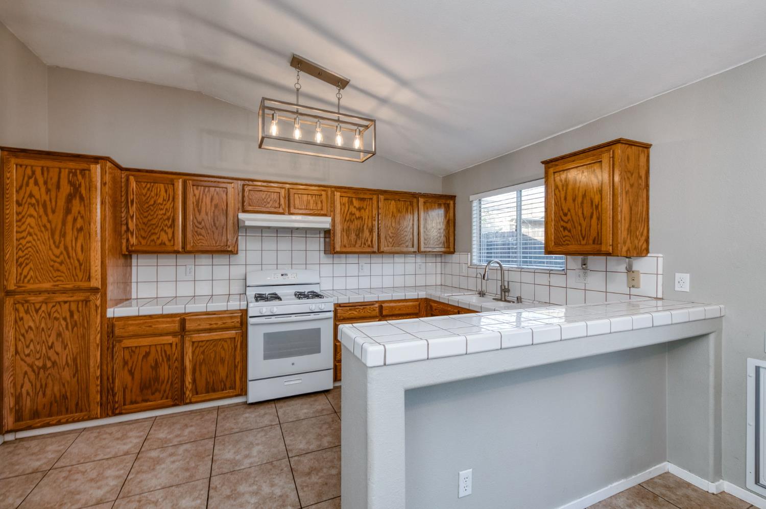 2481 S Applewood Ln, Fresno, CA 93727