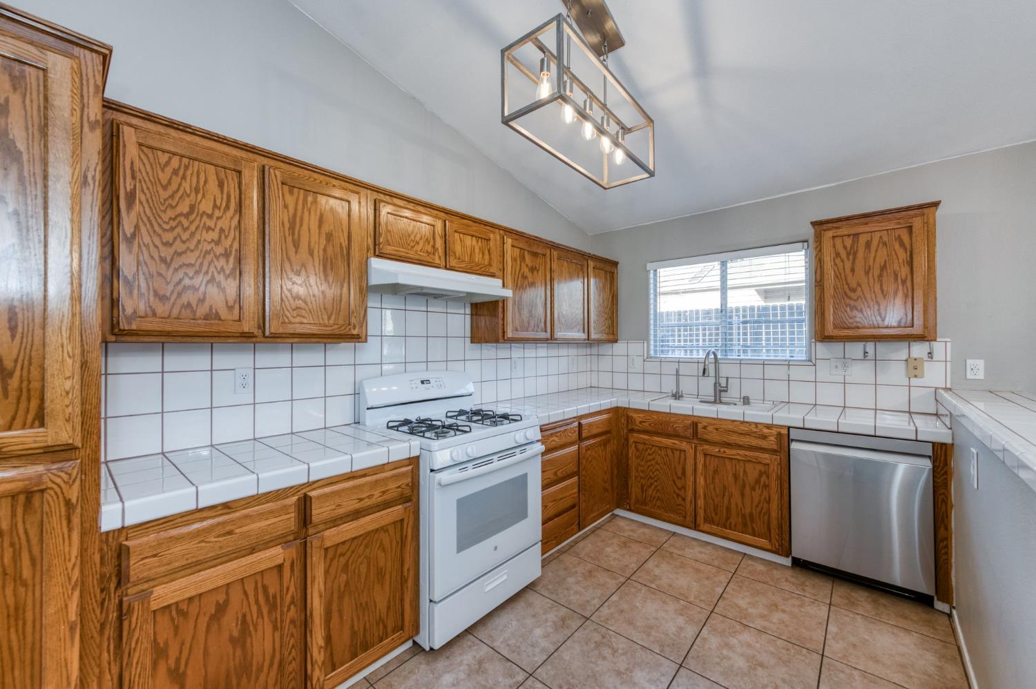 2481 S Applewood Ln, Fresno, CA 93727