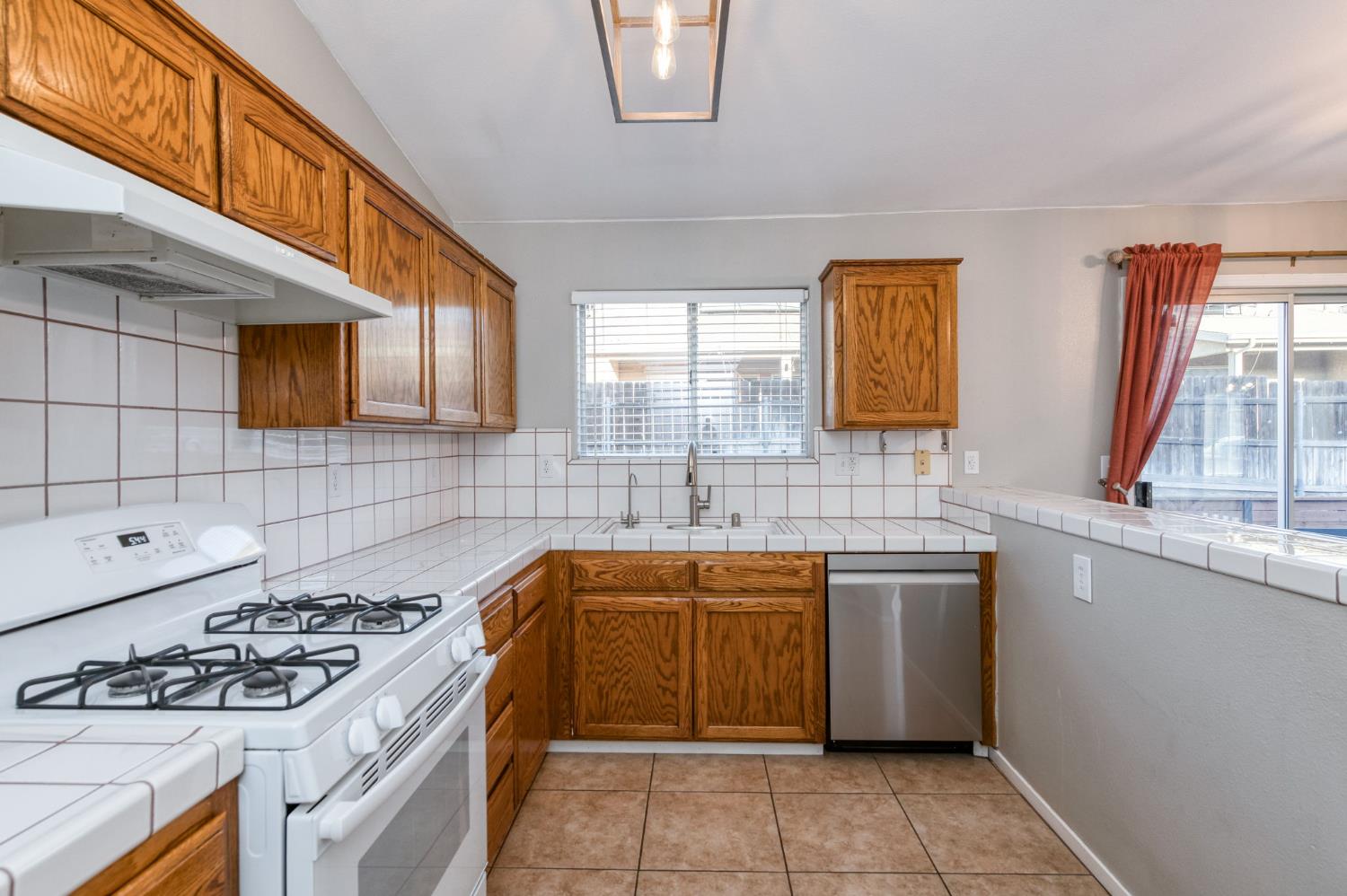 2481 S Applewood Ln, Fresno, CA 93727