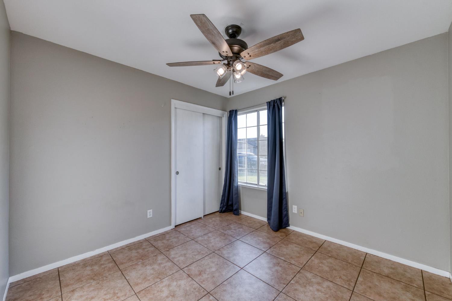 2481 S Applewood Ln, Fresno, CA 93727