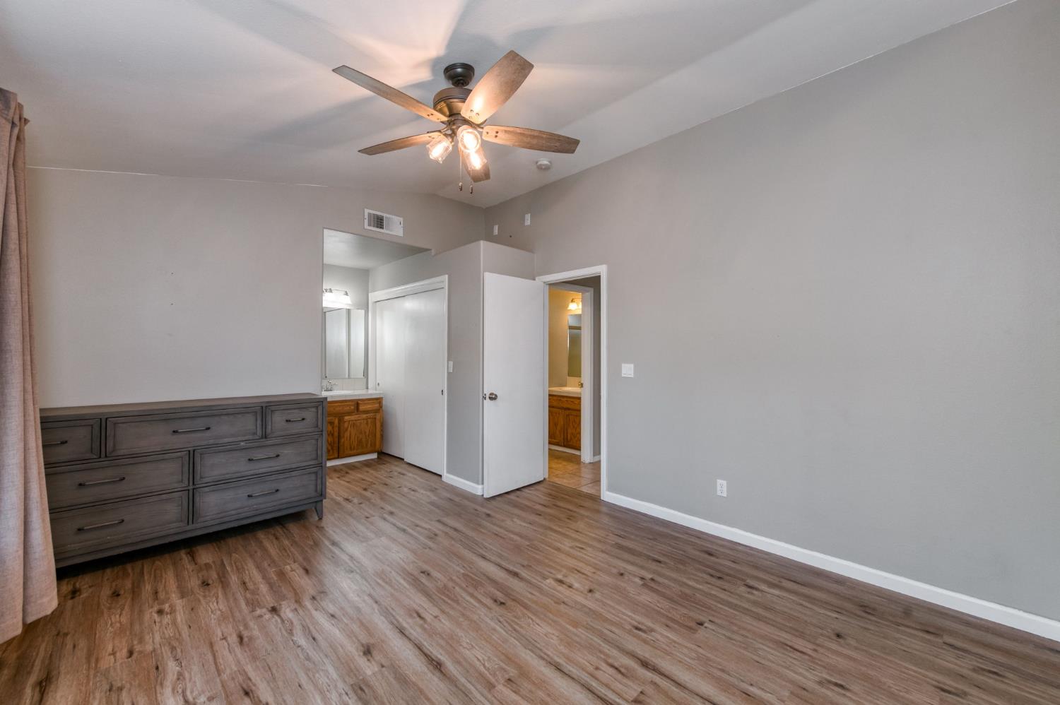 2481 S Applewood Ln, Fresno, CA 93727