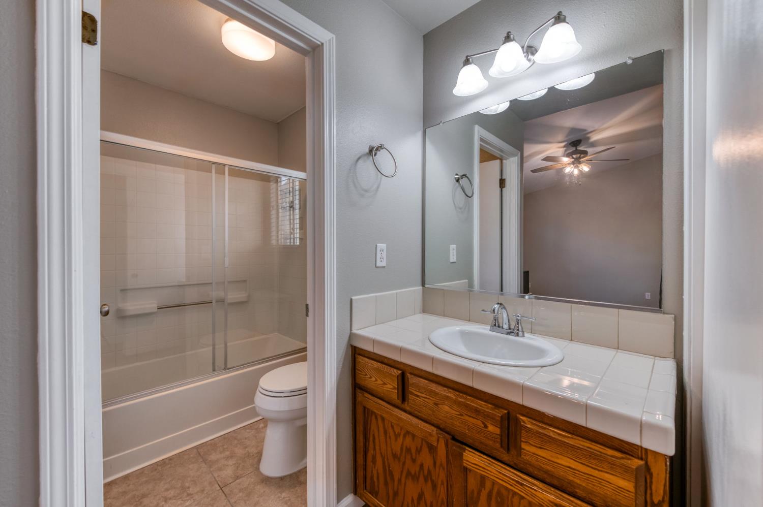 2481 S Applewood Ln, Fresno, CA 93727