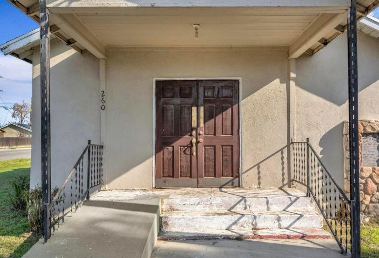 260 N los angeles, Tulare, CA 93274