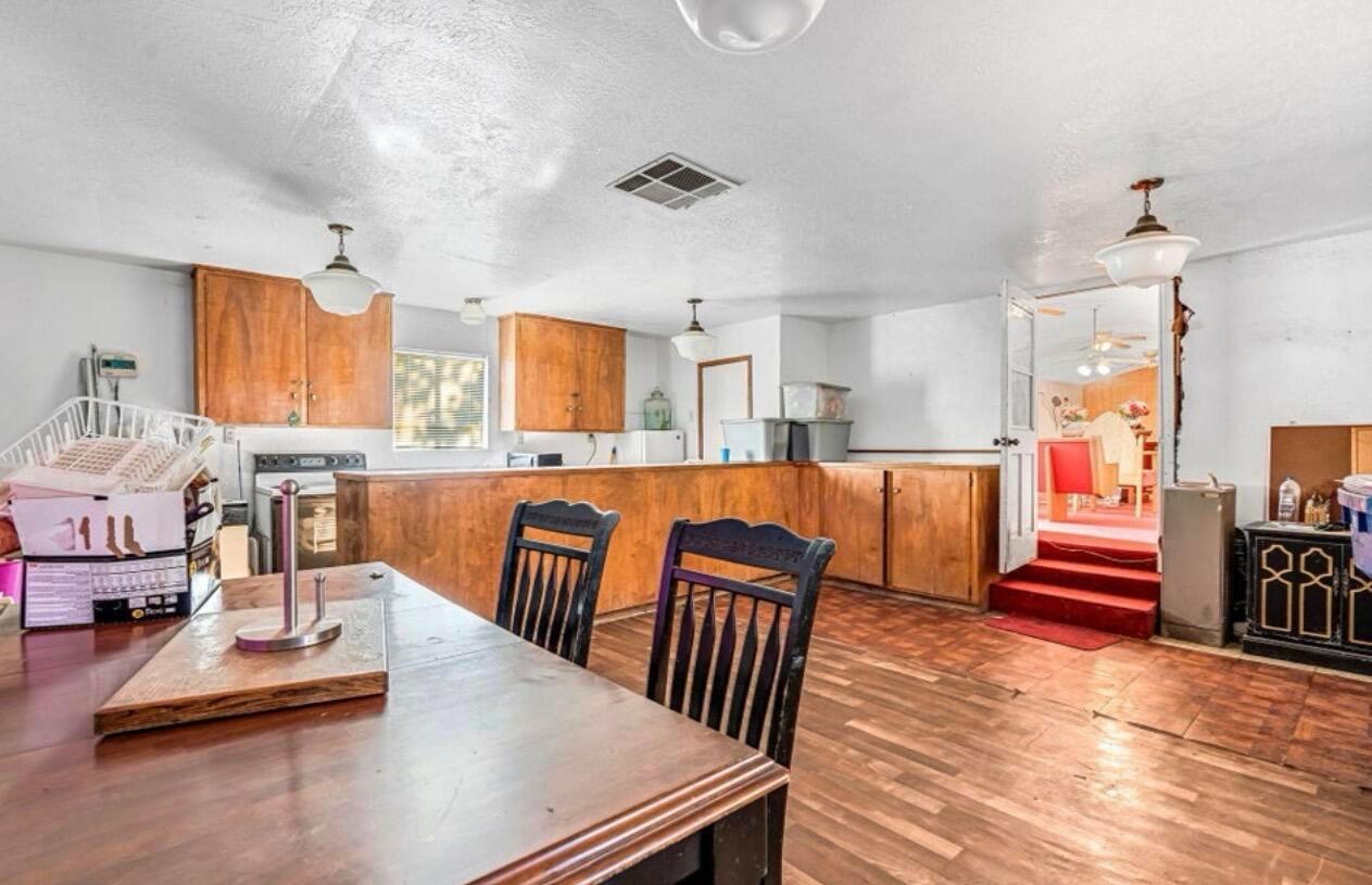 260 N los angeles, Tulare, CA 93274