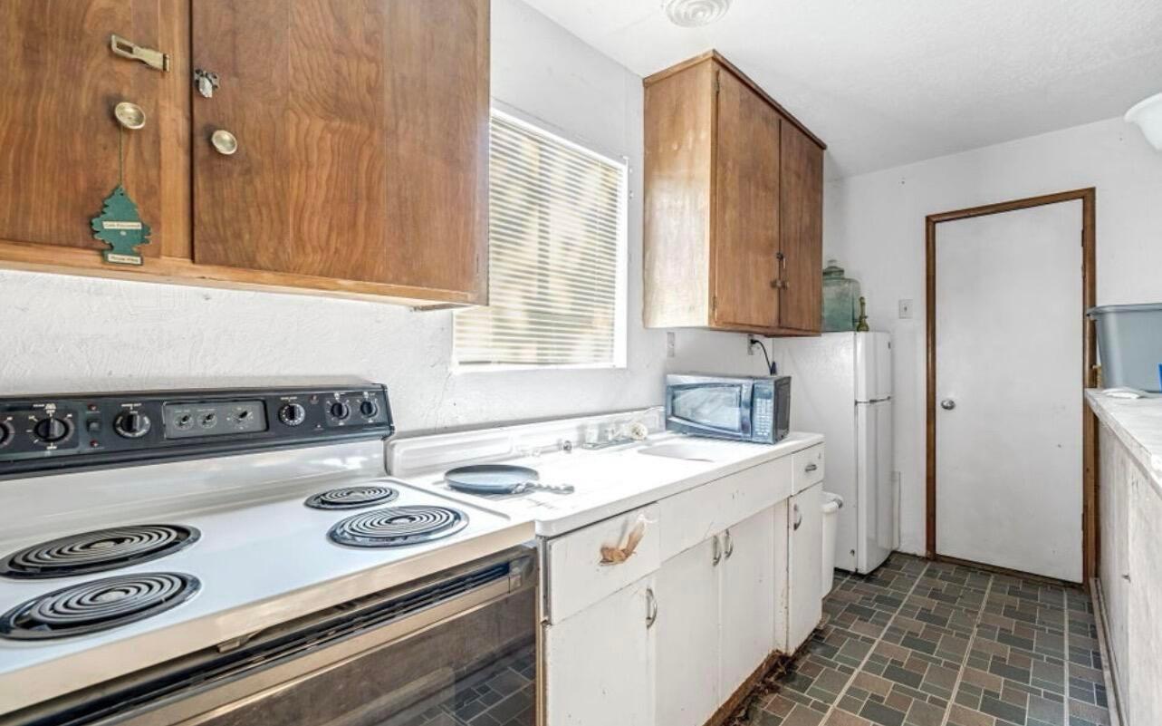 260 N los angeles, Tulare, CA 93274