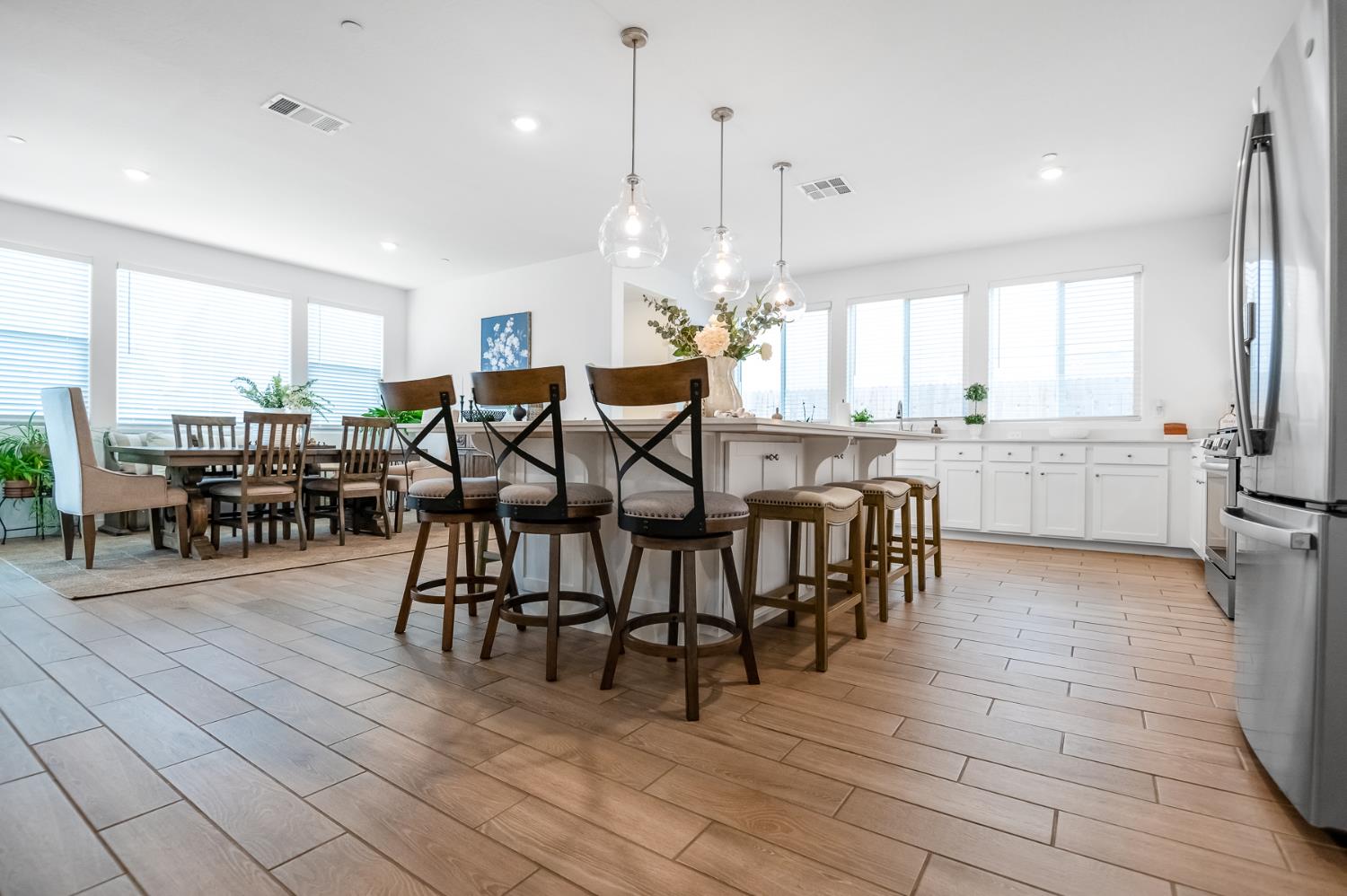 119 NE Riverway Dr, Visalia, CA 93291