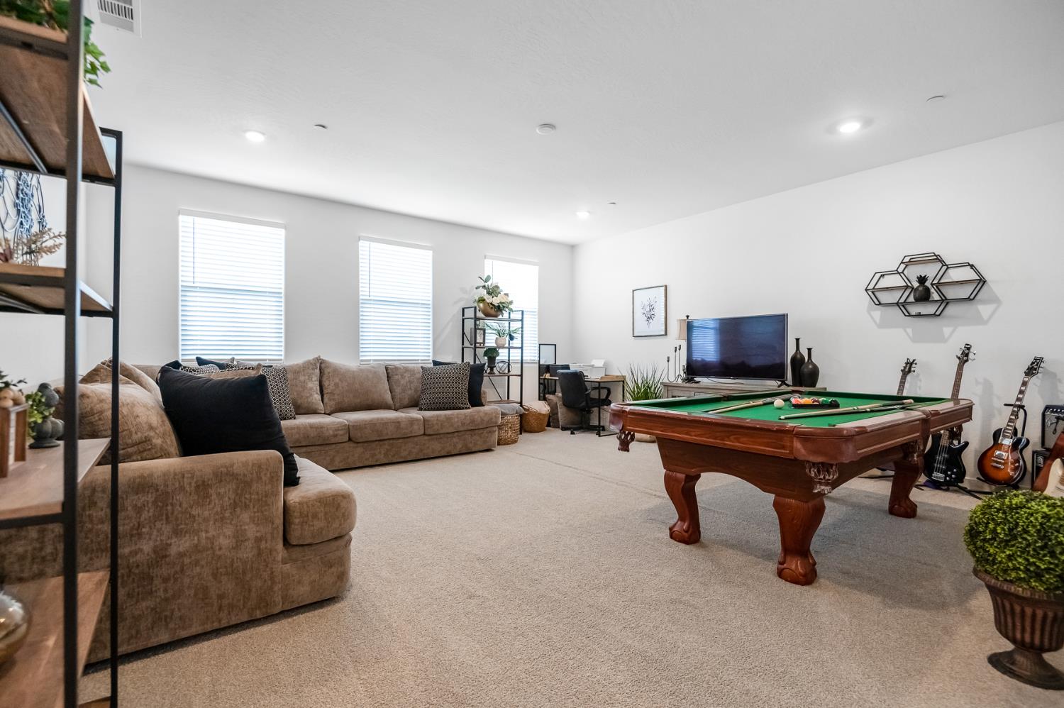 119 NE Riverway Dr, Visalia, CA 93291