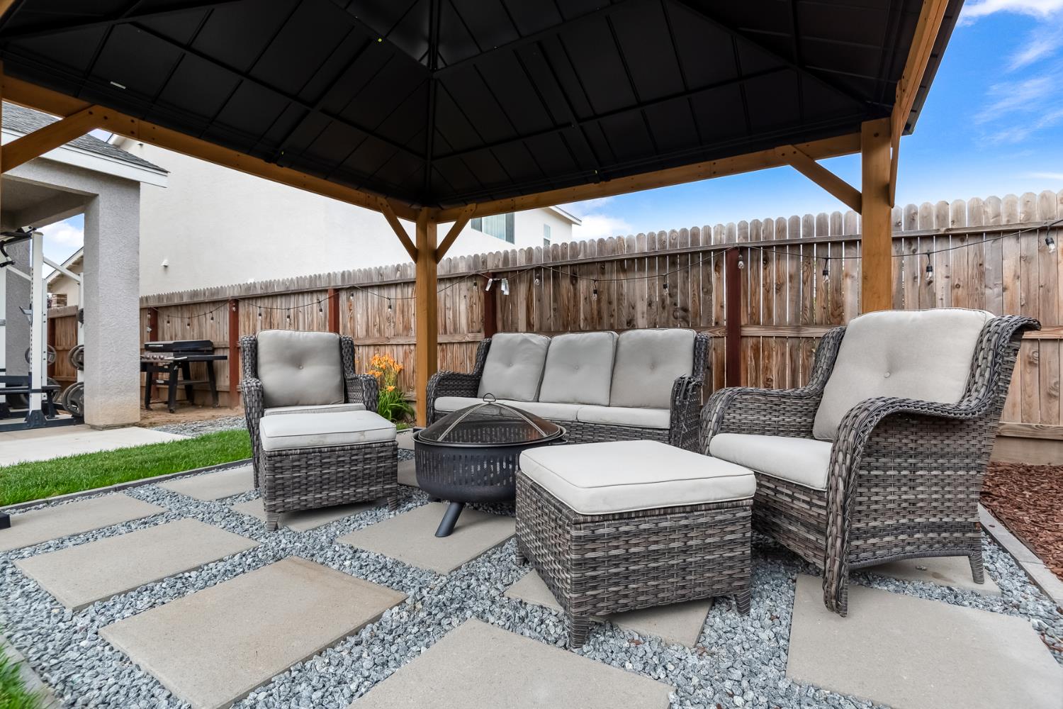 119 NE Riverway Dr, Visalia, CA 93291