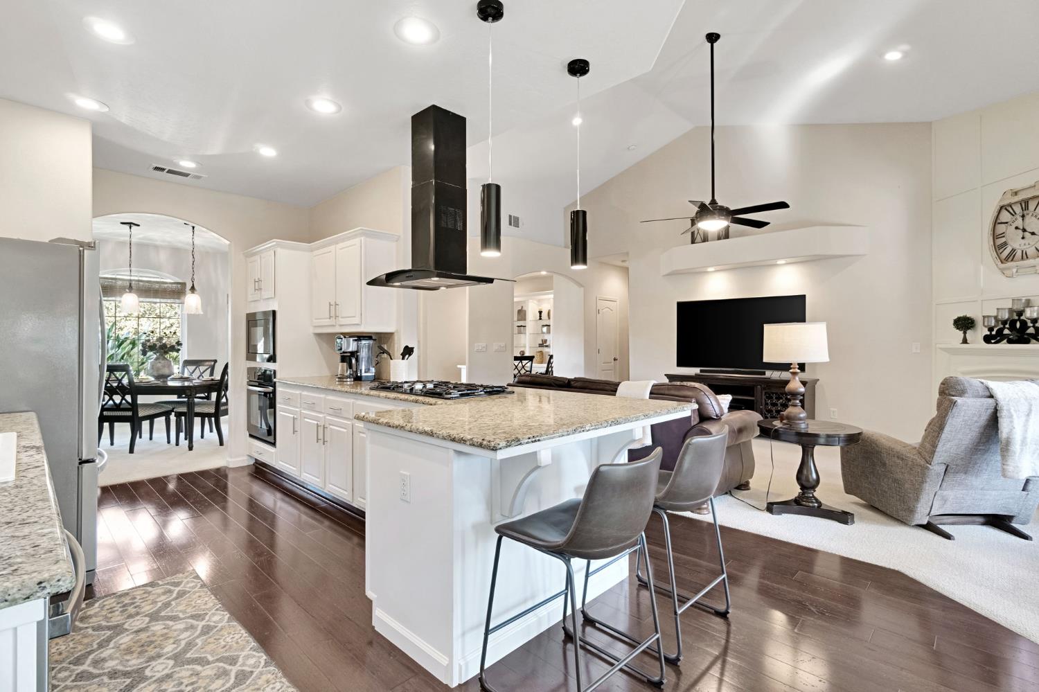 558 W Serena Ave, Clovis, CA 93619