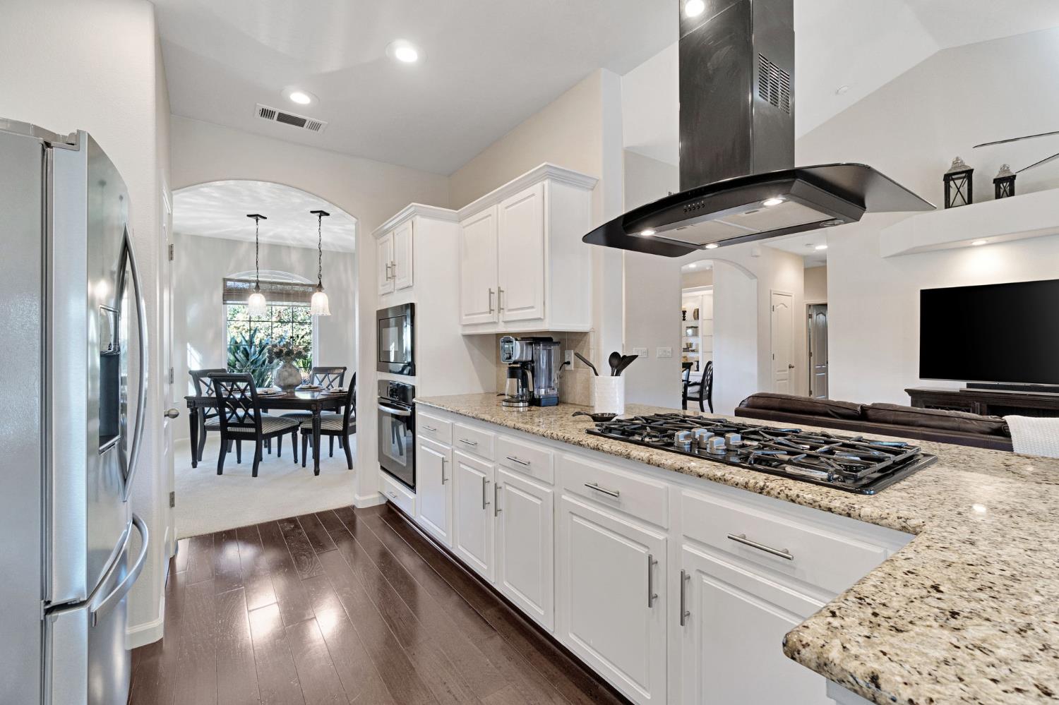 558 W Serena Ave, Clovis, CA 93619