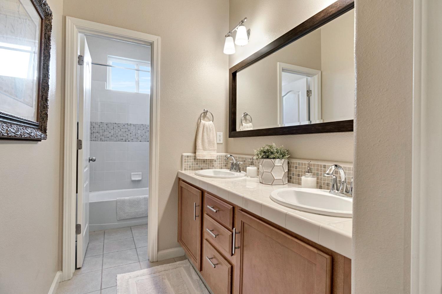 558 W Serena Ave, Clovis, CA 93619