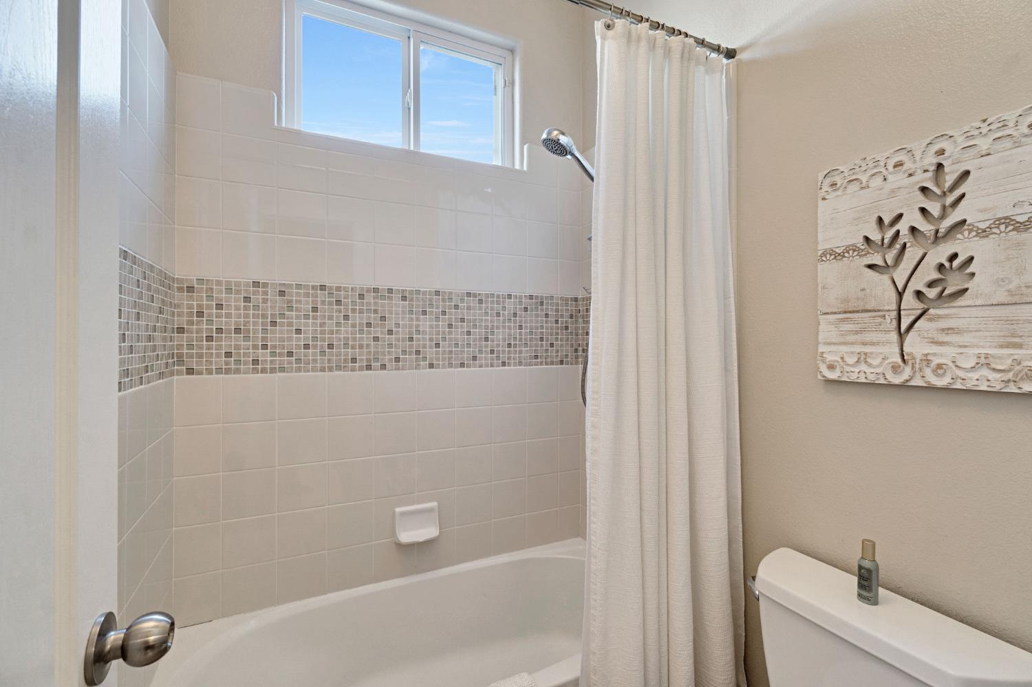 558 W Serena Ave, Clovis, CA 93619