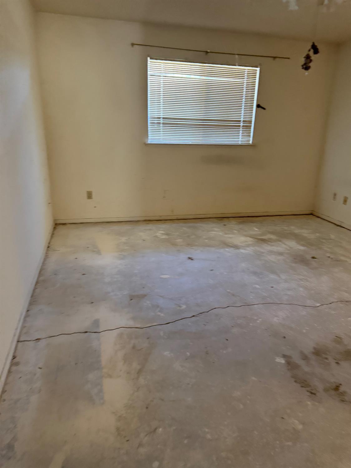 5488 E Illinois Ave, Fresno, CA 93727